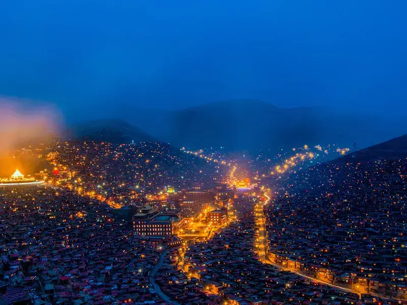 2026 RoamFun Sichuan-Tibet [Eastern Tibet Hidden Realm] Seda Buddhist Academy + Derge Scripture Printing House + Zizhu Temple + Buja Snow Mountain + Sapu Holy Mountain + Namtso 11-Day Tour